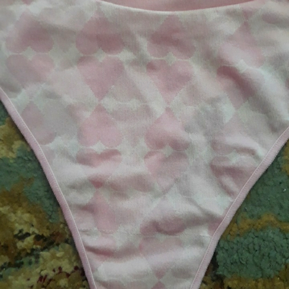 Pink VS thong - Picture 4 of 15